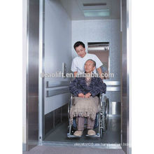 Hospital sala de máquinas ascensor cama con puerta opuesta